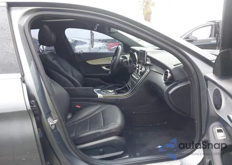 2018 Mercedes-Benz C 300 z USA, uszkodzony, nr VIN 55SWF4JB4JU275114